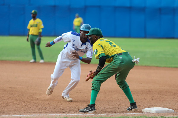 En este momento estás viendo Leones rompe mito dominical de Vegueros en beisbol nacional