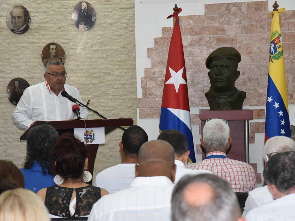 En este momento estás viendo Resaltan en Cuba legado de Hugo Chávez en su 70 natalicio (+Fotos)