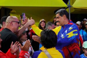 Lee más sobre el artículo Venezuela está de pie para seguir caminando su destino, afirmó Maduro (+Fotos)
