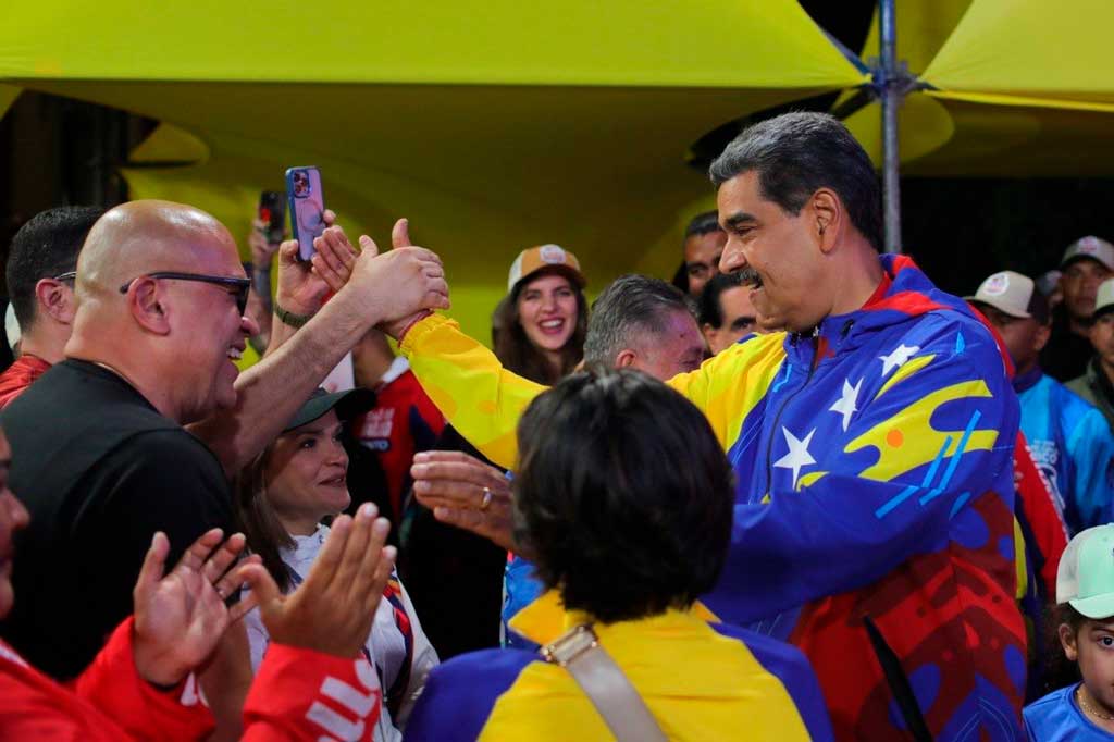 En este momento estás viendo Venezuela está de pie para seguir caminando su destino, afirmó Maduro (+Fotos)