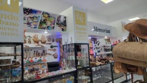 Lee más sobre el artículo Comercializan creaciones artísticas en tienda del aeropuerto de Cayo Coco