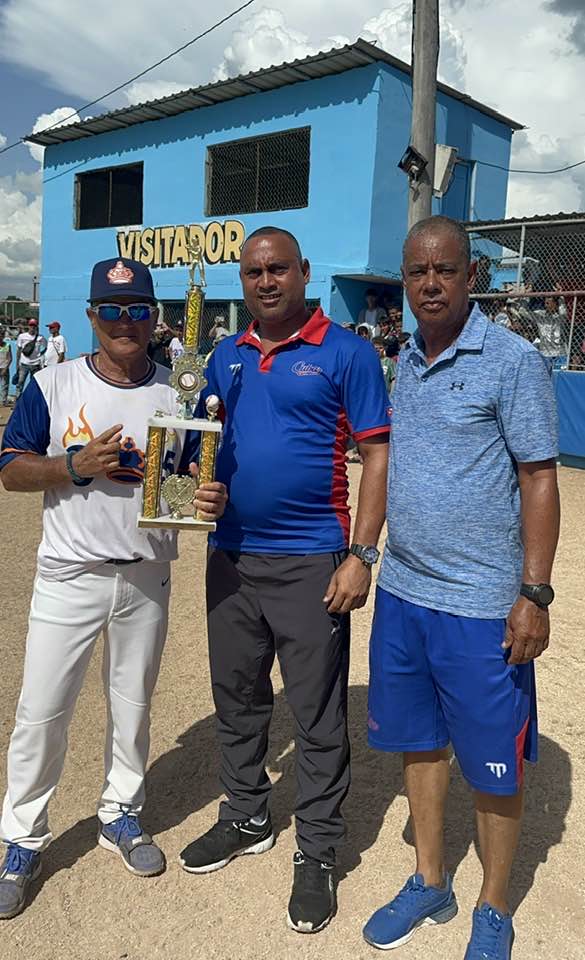 En este momento estás viendo Se desarrolla con éxito primer torneo “Omar Carrero in Memoriam” de softbol