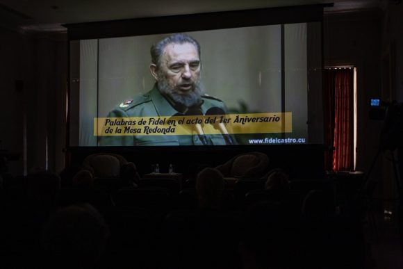 En este momento estás viendo Aniversario 25: El espíritu de Fidel en la Mesa Redonda