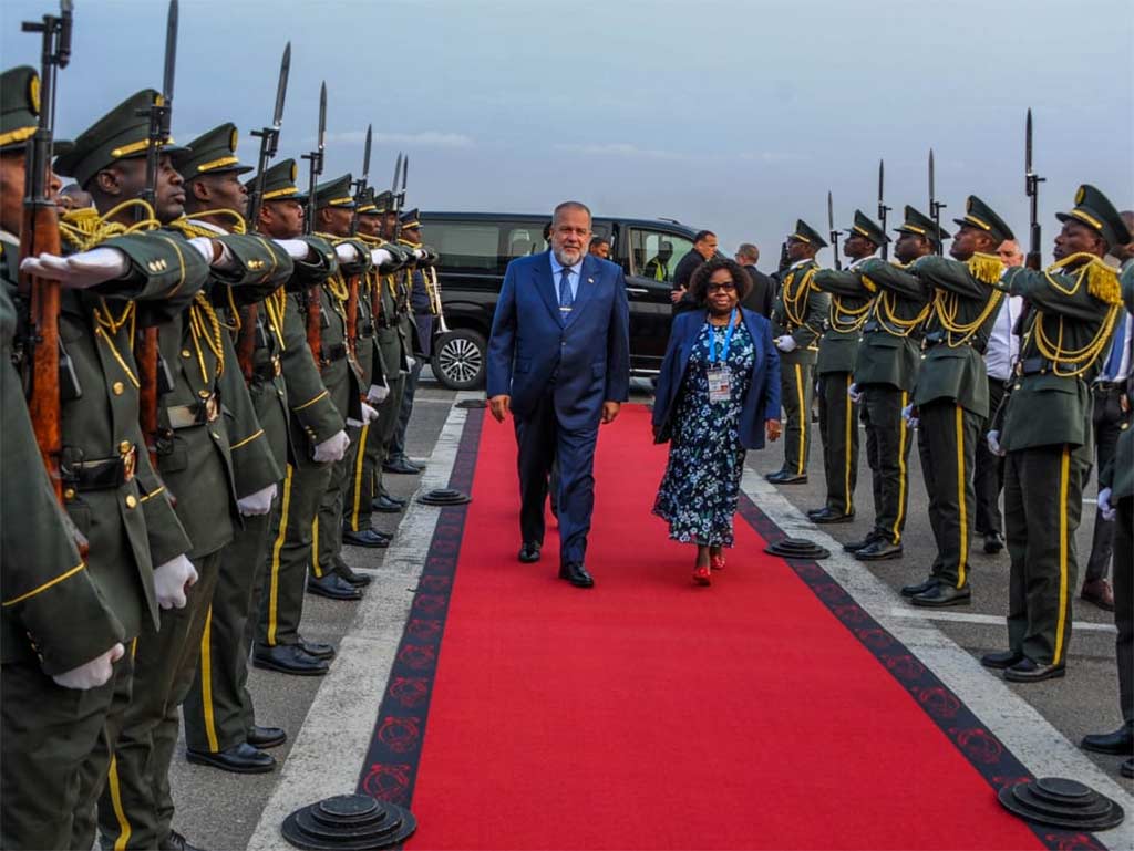 En este momento estás viendo Primer ministro de Cuba desarrolla programa de trabajo en Angola