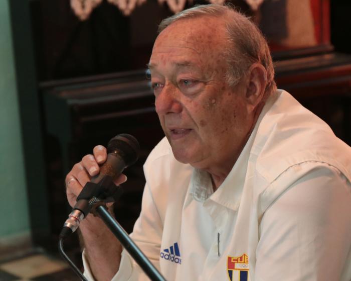 Lee más sobre el artículo El profe Román, un avileño de pura cepa hoy Héroe del Trabajo