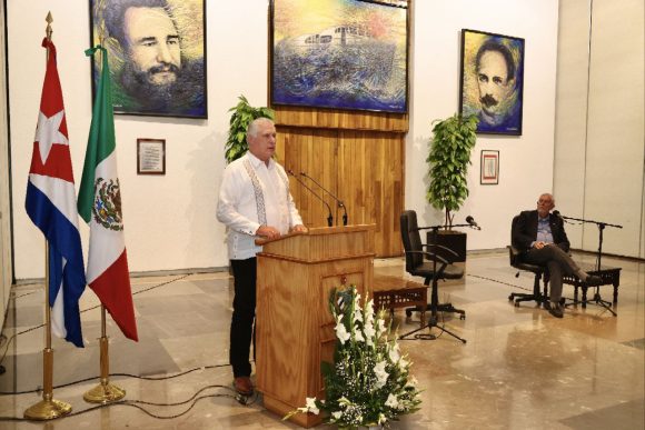 En este momento estás viendo Presidente cubano intercambia con representantes de la misión estatal cubana en México