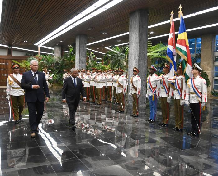 En este momento estás viendo Presidents of Cuba and Seychelles assessed joint commitments and perspectives