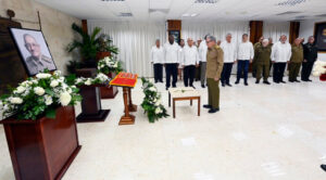 Lee más sobre el artículo Raúl y Díaz-Canel encabezan homenaje póstumo al general de cuerpo de ejército Ramón Espinosa Martín
