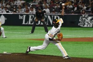 Lee más sobre el artículo Liván Moinelo se corona como el lanzador más efectivo en la liga japonesa