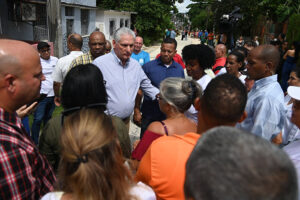 Lee más sobre el artículo Visita Díaz-Canel centros de producción y servicios de Santa Clara