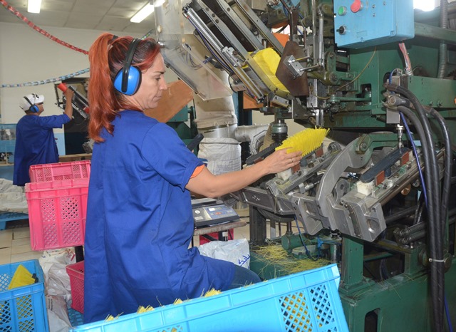 Lee más sobre el artículo Cepil recupera producción de escobas plásticas