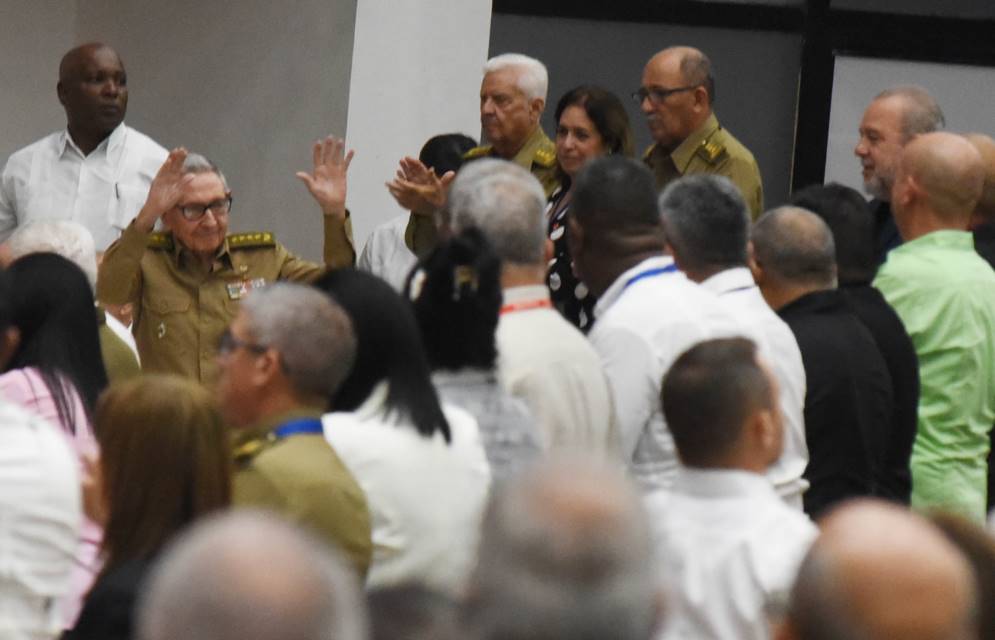 En este momento estás viendo Convoca líder cubano Raúl Castro a resolver problemas con unidad
