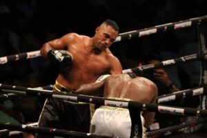 Lee más sobre el artículo Arlen López noqueó y retuvo faja en boxeo profesional