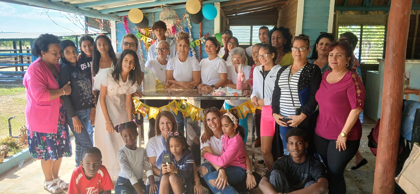 Lee más sobre el artículo Celebran fiesta de 15 de adolescentes avileños sin amparo parental