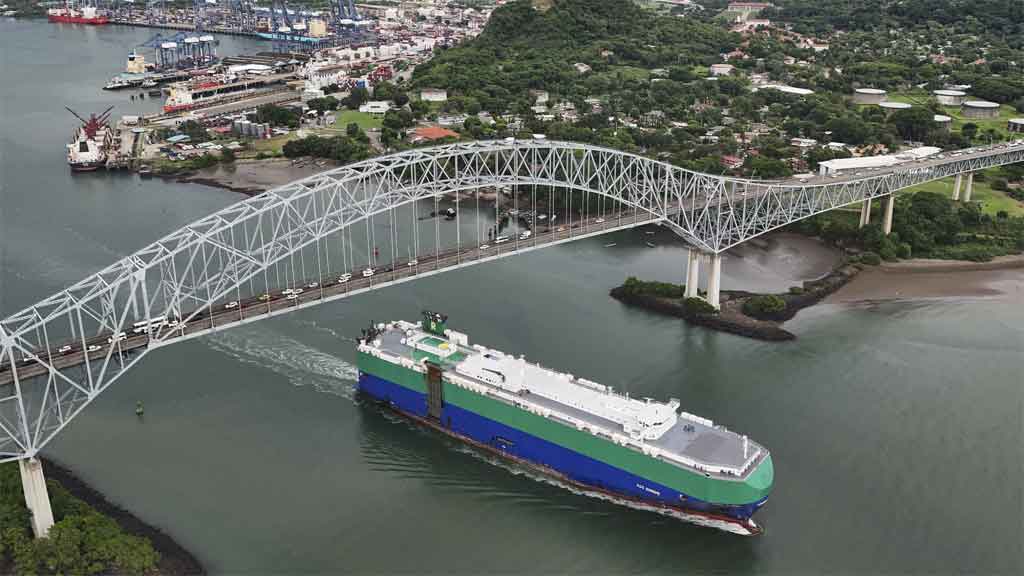 En este momento estás viendo Canal to remain in Panamanian hands, says president
