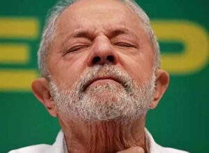 Lee más sobre el artículo Lula undergoes emergency surgery in Brazil after complaining about a headache