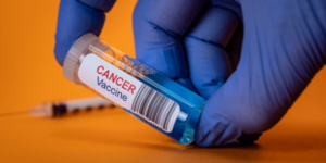 Lee más sobre el artículo Rusia lanzará este 2025 una vacuna personalizada contra el cáncer