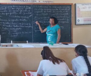 Lee más sobre el artículo Felicia tiene un romance con la química y la pedagogía