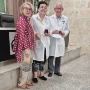 Lee más sobre el artículo Entregan el Sello 40 Aniversario de las Sociedades Científicas a médicos avileños