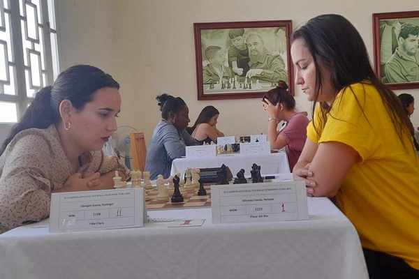 Lee más sobre el artículo Tres mujeres “seducen” el trono cubano de ajedrez
