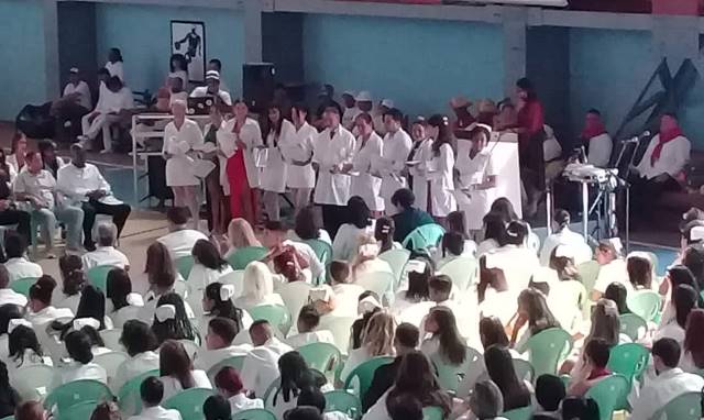Lee más sobre el artículo Recién graduados de especialidades médicas amplían atención a la población avileña