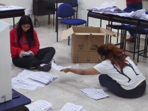 Lee más sobre el artículo Ecuador revisa actas electorales y todavía hay votos en juego