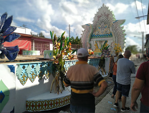 Lee más sobre el artículo Fuegos artificiales y color en fiestas tradicionales de Tamarindo