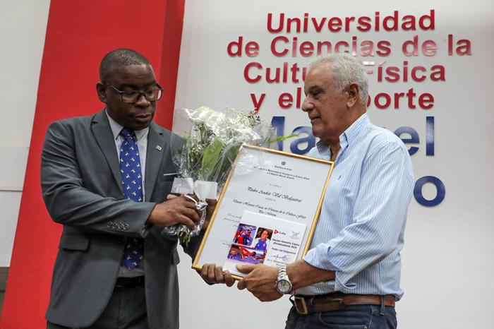 Lee más sobre el artículo Merecido honor a cuatro glorias del deporte