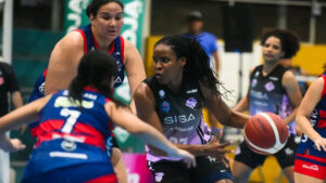 Lee más sobre el artículo Rachel Contreras, inmensa en el inicio de temporada del básquet salvadoreño