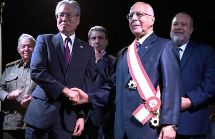 En este momento estás viendo Cuban deputy prime minister awarded high distinction by Japan