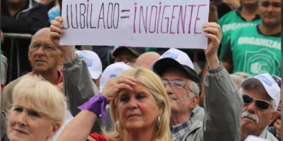 Lee más sobre el artículo Ajuste de Milei agrava crisis de jubilados en Argentina
