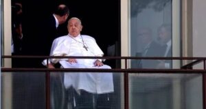 Lee más sobre el artículo El Papa Francisco recibe el alta médica y saluda a los fieles tras 37