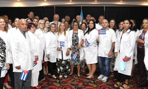 Lee más sobre el artículo Intercambió Díaz-Canel con colaboradores cubanos en Honduras