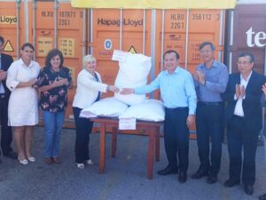 Lee más sobre el artículo Vietnam entrega a Cuba donativo de 10 mil toneladas de arroz