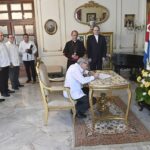 Firman Raúl y Díaz-Canel libro de condolencias por el Papa