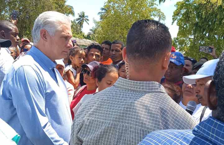En este momento estás viendo Intercambió Díaz-Canel con vecinos de Dos Ríos (+Fotos)