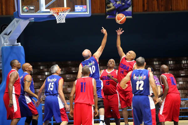 En este momento estás viendo Oro y bronce para Cuba en torneo máster de baloncesto