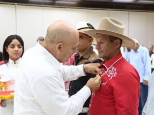 Lee más sobre el artículo Condecora mandatario cubano a campesinos destacado