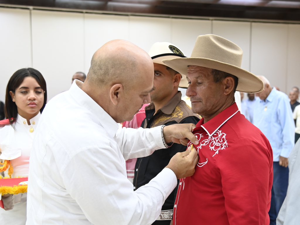 En este momento estás viendo Condecora mandatario cubano a campesinos destacado