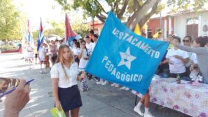 Abanderan a estudiantes de noveno grado acogidos a carreras pedagógicas
