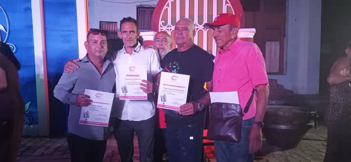 En este momento estás viendo Entregan premio a destacado comentarista deportivo avileño