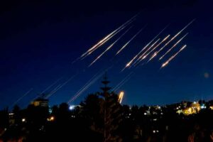 Lee más sobre el artículo Irán lanza nueva ronda de misiles, Israel bombardea ciudades