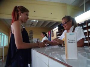 Lee más sobre el artículo Reinicia venta de gotas antivirales cubanas de cúrcuma en farmacias del país