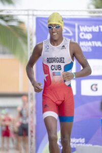 Lee más sobre el artículo Alejandro Rodríguez entró por la puerta grande a la élite mundial del triatlón