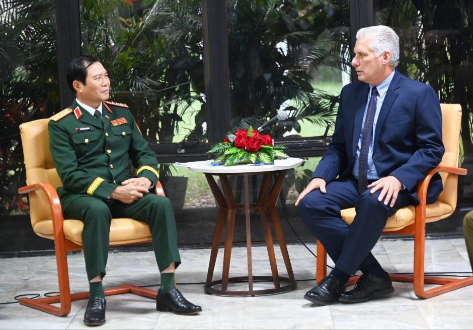 En este momento estás viendo Presidente cubano recibe a delegación vietnamita