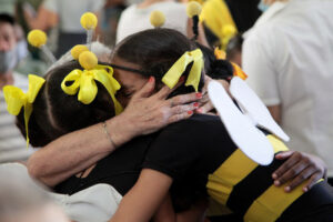 Lee más sobre el artículo La Colmenita Romerillo alegró almas de abuelos en Morón (+Fotos)
