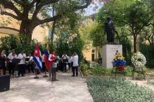Lee más sobre el artículo Floral Tribute Honors Simón Bolívar on 242nd Birth Anniversary