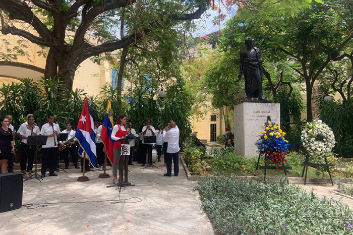 En este momento estás viendo Floral Tribute Honors Simón Bolívar on 242nd Birth Anniversary