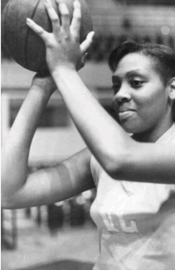 Lee más sobre el artículo Glorias deportivas: Leonor Borrell, una leyenda del baloncesto cubano