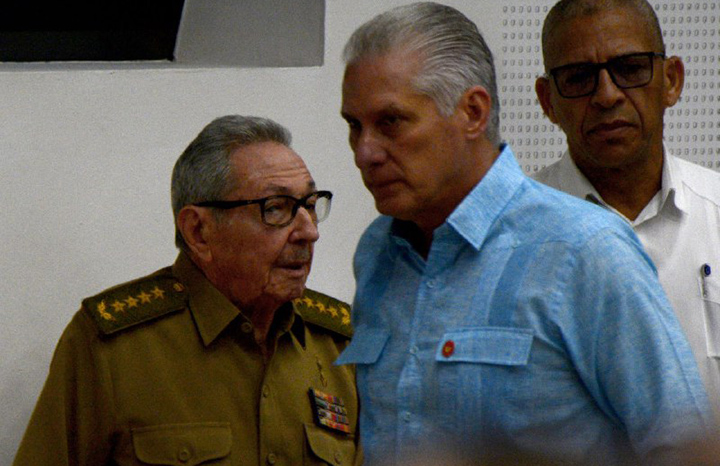 En este momento estás viendo Acompañan Raúl y Díaz-Canel sesión plenaria del parlamento cubano
